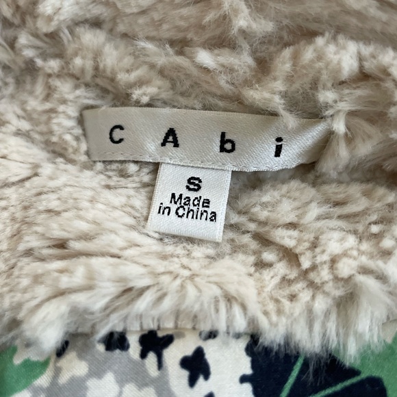 Cabi faux fur shrug in size small - Picture 2 of 4